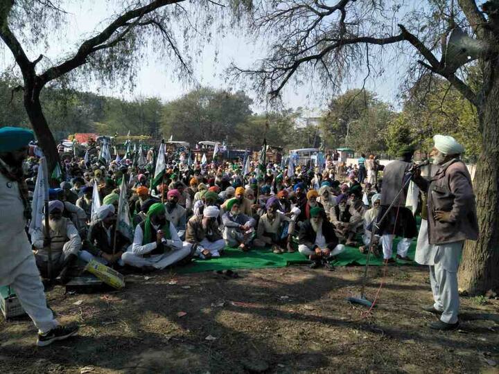 ਧਰਨੇ ਨੂੰ ਸੰਬੋਧਨ ਕਰਦਿਆਂ ਜਥੇਬੰਦੀ ਦੇ ਵਿਸ਼ੇਸ਼ ਤੌਰ 'ਤੇ ਪੁੱਜੇ ਸੂਬਾ ਪ੍ਰਧਾਨ ਬੂਟਾ ਸਿੰਘ ਬੁਰਜ ਗਿੱਲ ਕਿਹਾ ਕਿ ਪੰਜਾਬ ਦੀ ਕੈਪਟਨ ਸਰਕਾਰ ਚੋਣਾਂ ਸਮੇਂ ਕੀਤੇ ਵਾਅਦੇ ਕਰਜ਼ੇ ਕੁਰਕੀ ਖਤਮ ਤੇ ਫਸਲ ਦੀ ਪੂਰੀ ਰਕਮ ਨੂੰ ਲਾਗੂ ਕਰਨ ਤੋਂ ਪੂਰੀ ਤਰ੍ਹਾਂ ਪਿੱਛੇ ਹੱਟ ਗਈ ਹੈ ਤੇ ਸਿਰਫ ਨਿਗੂਣੀ ਰਾਹਤ ਤੇ ਉੱਤਰ ਆਈ ਹੈ। 