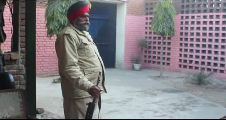 ਜੇਲ੍ਹ ਵਿੱਚ ਸੀਸੀਟੀਵੀ ਕੈਮਰਾ ਵੀ ਕੰਮ ਨਹੀਂ ਕਰ ਰਿਹਾ ਸੀ। ਇਸ ਪੂਰੇ ਮਾਮਲੇ ਵਿੱਚ ਜਾਂਚ ਸ਼ੁਰੂ ਕਰ ਦਿੱਤੀ ਗਈ ਹੈ। ਦੋਵਾਂ ਦੀ ਪਛਾਣ ਜਸਵੰਤ ਸਿੰਘ ਤੇ ਵਿਕਾਸ ਵਜੋਂ ਹੋਈ ਹੈ। 