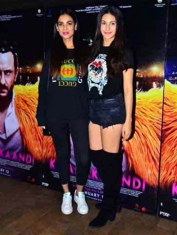 ਬਲੈਕ ਮੈਚਿੰਗ ਵਿੱਚ ਸੋਨਲ ਅਤੇ ਅਮਾਇਰਾ ਨੇ ਪੋਜ਼ ਵੀ ਦਿੱਤੇ। 