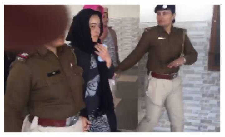 ਬਚਾਅ ਪੱਖ ਦੇ ਵਕੀਲਾਂ ਨੇ ਅਦਾਲਤ ਵਿੱਚ ਦਲੀਲ ਦਿੱਤੀ ਕਿ ਪੂਰਾ ਰਿਕਾਰਡ ਮਿਲਣ ਤੋਂ ਬਾਅਦ ਅਗਲੀ ਪੇਸ਼ੀ 'ਤੇ ਉਹ ਦੋਸ਼ ਤੈਅ ਕਰਨ ਤੋਂ ਪਹਿਲਾਂ ਸਰਕਾਰੀ ਵਕੀਲ ਨਾਲ ਬਹਿਸ ਕਰਨਾ ਚਾਹੁਣਗੇ। ਇਸ ਤੋਂ ਜ਼ਾਹਰ ਹੁੰਦਾ ਹੈ ਕਿ ਫਿਲਹਾਲ ਦੋਸ਼ ਤੈਅ ਹੋਣ ਵਿੱਚ ਸਮਾਂ ਲੱਗ ਸਕਦਾ ਹੈ। 
