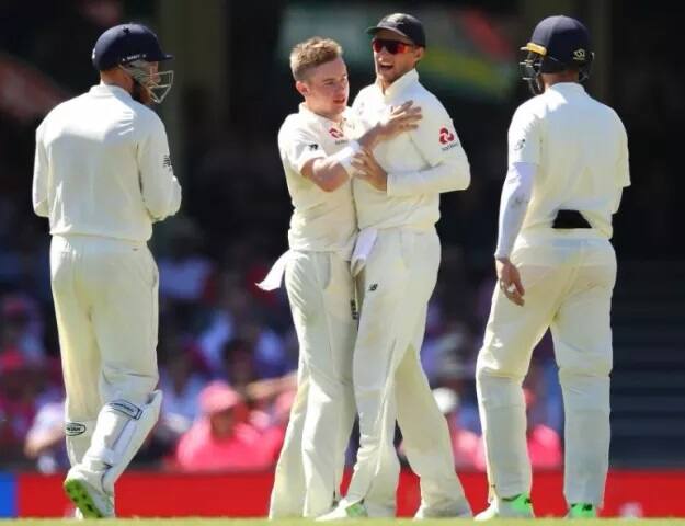 ਇੰਗਲੈਂਡ ਟੀਮ: ਜੋ ਰੂਟ (ਕਪਤਾਨ), ਮੋਇਨ ਅਲੀ, ਜੇਮਸ ਐਂਡਰਸਨ, ਜਾਨੀ ਬੇਅਰਸਟਾ, ਸਟੂਅਰਟ ਬ੍ਰਾਡ, ਅਲੇਸਟੇਅਰ ਕੁੱਕ, ਮਾਸਨ ਕ੍ਰੇਨ, ਬੇਨ ਫੋਕਸ, ਲਿਆਮ ਲਿਵਿੰਗਸਟੋਨ, ਡੇਵਿਡ ਮਾਲਾਨ, ਕ੍ਰੇਗ ਓਵਰਟਰਨ, ਬੇਨ ਸਟੋਕਸ, ਮਾਰਕ ਸਟੋਨਮੈਨ, ਜੇਮਸ ਵਿੰਸ, ਕ੍ਰਿਸ ਵੋਕਸ, ਮਾਰਕ ਵੁੱਡ।