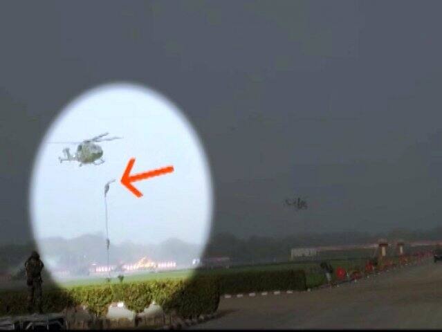 soldiers fell from helicopter during practice ਮੌਤ ਦੇ ਮੂੰਹ 'ਚੋਂ ਵਾਲ-ਵਾਲ ਬਚੇ ਫ਼ੌਜੀ ਜਵਾਨ, ਵੇਖੋ ਵੀਡੀਓ