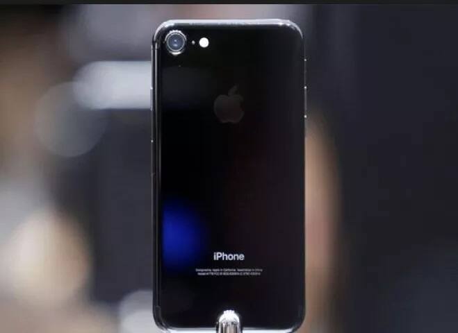 iPhone 7,iPhone 7 Plus: ਆਈਫੋਨ 7 ਇਸ ਵੀਕ ਵਿੱਚ 42,999 ਰੁਪਏ ਵਿੱਚ ਉਪਲਬਧ ਹੈ। ਇਸ 'ਤੇ 6,000 ਰੁਪਏ ਦਾ ਡਿਸਕਾਊਂਟ ਮਿਲ ਰਿਹਾ ਹੈ। ਆਈਫੋਨ 7 ਪਲੱਸ ਨੂੰ ਇਸ ਸੇਲ ਵਿੱਚ 56,999 ਰੁਪਏ ਵਿੱਚ ਖਰੀਦਿਆ ਜਾ ਸਕਦਾ ਹੈ ਜਿਸ ਦੀ ਬਾਜ਼ਾਰ ਵਿੱਚ ਕੀਮਤ 59,000 ਰੁਪਏ ਹੈ। ਇਨ੍ਹਾਂ ਦੋਹਾਂ ਸਮਾਰਟਫੋਨ 'ਤੇ ICICI ਬੈਂਕ ਦੇ ਕਾਰਡ ਤੋਂ ਖਰੀਦਾਰੀ ਤੇ 5000 ਰੁਪਏ ਤੱਕ ਦਾ ਕੈਸ਼ਬੈਕ ਪਾਇਆ ਜਾ ਸਕਦਾ ਹੈ। ਇਸ ਤੋਂ ਇਲਾਵਾ ਆਈਫੋਨ 7 ਤੇ 21,000 ਰੁਪਏ ਤੱਕ ਦਾ ਐਕਸਚੇਂਜ ਆਫਰ ਪਾਇਆ ਜਾ ਸਕਦਾ ਹੈ। ਉੱਥੇ ਹੀ ਆਈਫੋਨ 7 ਪਲੱਸ ਨੂੰ 18,000 ਰੁਪਏ ਐਕਸਚੇਂਜ ਆਫਰ ਨਾਲ ਖਰੀਦਿਆ ਜਾ ਸਕਦਾ ਹੈ।