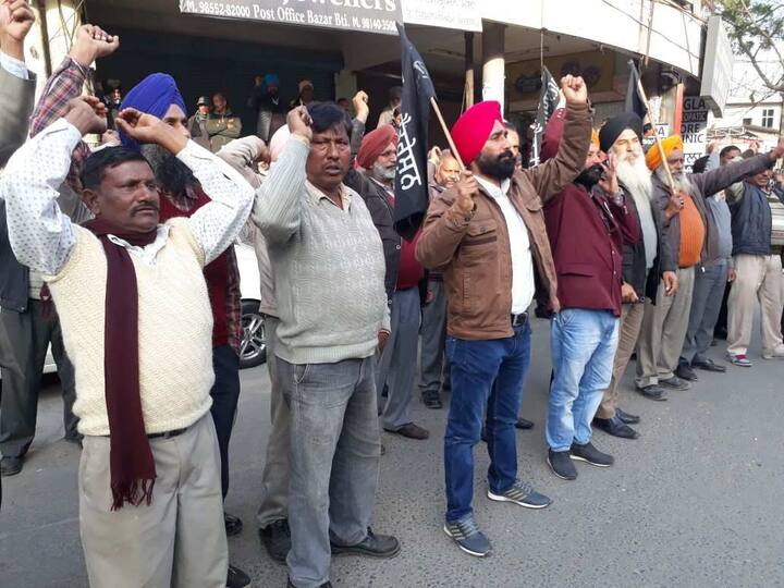 ਬਠਿੰਡਾ ਥਰਮਲ ਪਲਾਂਟ ਬੰਦ ਕਰਨ ਦੇ ਰੋਸ ਵਿੱਚ ਥਰਮਲ ਕਾਮਿਆਂ ਨੇ ਕਾਲੀਆਂ ਝੰਡੀਆਂ ਲੈ ਕੇ ਮਨਪ੍ਰੀਤ ਬਾਦਲ ਦੇ ਵਿਰੋਧ 'ਚ ਨਾਅਰੇ ਲਾਏ।