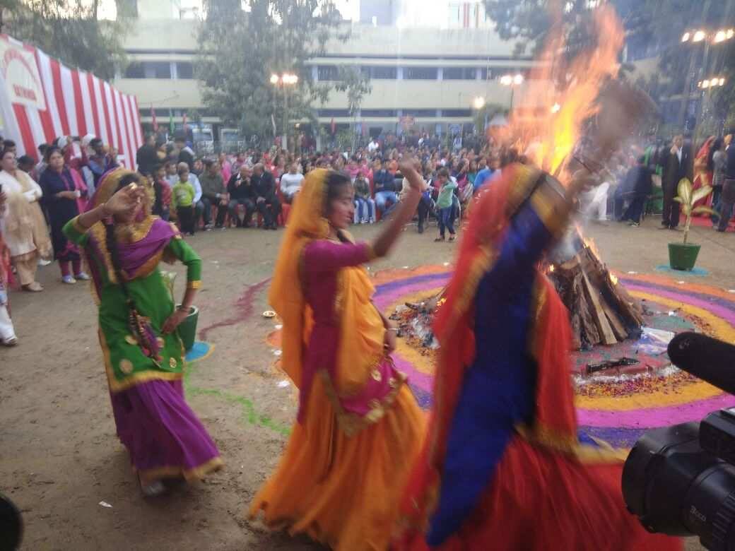 Lohri 2021: ਜਾਣੋ ਕੌਣ ਸੀ ਦੁੱਲਾ ਭੱਟੀ, ਕਿਉਂ ਲੋਹੜੀ 'ਤੇ ਸੁਣੀ ਜਾਂਦੀ ਹੈ ਉਨ੍ਹਾਂ ਦੀ ਕਹਾਣੀ Lohri 2021: Find out who Dulla Bhatti was, why his story is heard on Lohri Lohri 2021: ਜਾਣੋ ਕੌਣ ਸੀ ਦੁੱਲਾ ਭੱਟੀ, ਕਿਉਂ ਲੋਹੜੀ 'ਤੇ ਸੁਣੀ ਜਾਂਦੀ ਹੈ ਉਨ੍ਹਾਂ ਦੀ ਕਹਾਣੀ