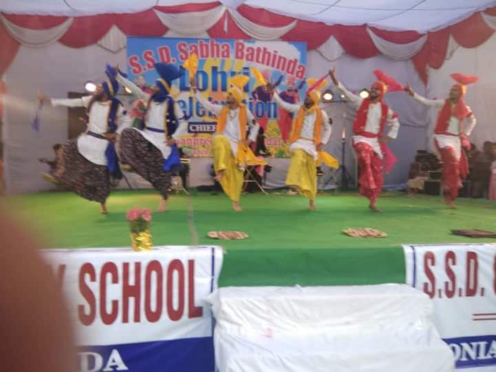 ਇਸ ਮੌਕੇ ਸਕੂਲ ਦੇ ਬੱਚਿਆਂ ਨੇ ਰੰਗਾ ਰੰਗ ਪ੍ਰੋਗਰਾਮ ਪੇਸ਼ ਕੀਤਾ। 