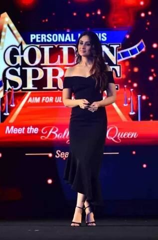 ਮੁੰਬਈ ਦੇ ਇੱਕ ਐਵਾਰਡ ਸਮਾਗਮ ਦੌਰਾਨ ਇਹ ਫ਼ੋਟੋਆਂ ਖਿੱਚੀਆਂ ਗਈਆਂ।