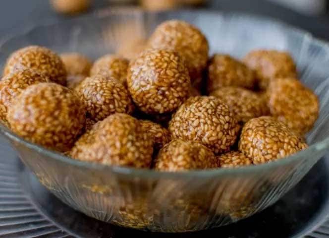 ਤਿਲ ਦੇ ਲੱਡੂ ਖਾਣ ਨਾਲ ਸਰੀਰ ਵਿੱਚ ਐਨਰਜੀ ਬਣੀ ਰਹਿੰਦੀ ਹੈ ਤੇ ਤੁਸੀਂ ਸਾਰਾ ਦਿਨ ਐਨਰਜੈਟਿਕ ਰਹਿੰਦੇ ਹੋ।