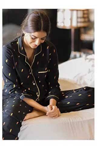 ਤੁਸੀਂ ਉੱਪਰ ਤਸਵੀਰਾਂ ਵਿੱਚ ਦੇਖਿਆ ਕਿ ਸੋਨਮ ਨਾਈਟ ਸੂਟ ਵਿੱਚ ਵੀ ਸਟਾਈਲਿਸ਼ ਤੇ ਖੂਬਸੂਰਤ ਲੱਗ ਸਕਦੀ ਹੈ ਤੇ ਵੈਸਟਰਨ ਡਰੈਸ ਵਿੱਚ ਵੀ।