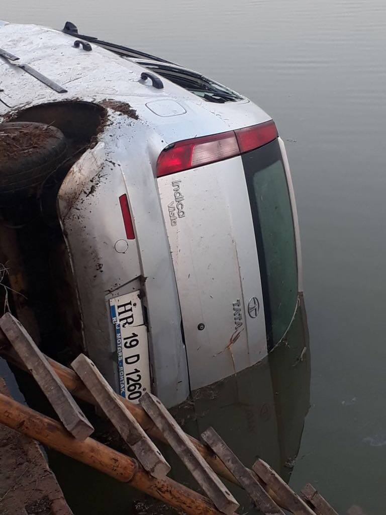 3_died_in_badhani_Accident_car