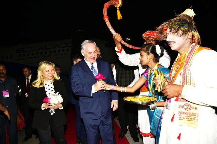 ਦੱਸ ਦੇਈਏ ਕਿ ਇਸ ਖਾਸ ਪ੍ਰੋਗਰਾਮ ਵਿੱਚ ਐਸ਼ਵਰਿਆ ਰਾਏ ਬੱਚਨ, ਯੂਟੀਵੀ ਦੇ ਸੀਈਓ ਰੋਨੀ ਸਕਰੂਵਾਲਾ ਅਤੇ ਕਰਨ ਜੌਹਰ ਨੇ ਫੁੱਲਾਂ ਨਾਲ ਬੇਂਜਾਮਿਨ ਅਤੇ ਉਨਾਂ ਦੀ ਪਤਨੀ ਦਾ ਸਵਾਗਤ ਕੀਤਾ।