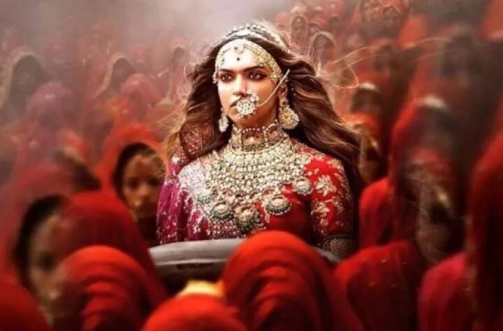  'ਪਦਮਾਵਤ' ਦੀ ਆਫੀਸ਼ੀਅਲ ਰਿਲੀਜ਼ ਦੀ ਤਰੀਕ ਦੇ ਐਲਾਨ ਤੋਂ ਬਾਅਦ ਸਭ ਤੋਂ ਪਹਿਲਾਂ ਸਿਧਾਰਥ ਮਲਹੋਤਰਾ ਤੇ ਮਨੋਜ ਵਾਜਪਾਈ ਦੀ ਫਿਲਮ 'Aiyaary' ਦੀ ਰਿਲੀਜ਼ ਤਰੀਕ ਬਦਲੀ ਸੀ। ਇਸ ਤੋਂ ਪਹਿਲਾਂ, ਇਹ ਫਿਲਮ 26 ਜਨਵਰੀ ਨੂੰ ਰਿਲੀਜ਼ ਹੋਣੀ ਸੀ, ਪਰ 'ਪਦਮਾਵਤ' ਦੇ ਟਕਰਾਅ ਤੋਂ ਬਚਾ ਕੇ 'Aiyaary' ਦੇ ਨਿਰਮਾਤਾ ਨੇ 9 ਫਰਵਰੀ ਨੂੰ ਫਿਲਮ ਰਿਲੀਜ਼ ਕਰਨ ਦਾ ਫੈਸਲਾ ਕੀਤਾ।