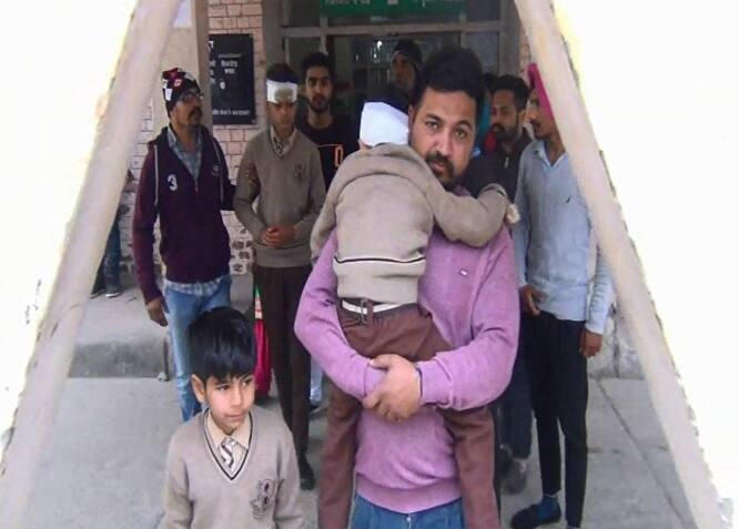 accident between car and school van ਸਕੂਲ ਵੈਨ ਤੇ ਕਾਰ ਵਿਚਾਲੇ ਜ਼ਬਰਦਸਤ ਟੱਕਰ, 6 ਬੱਚੇ ਜ਼ਖ਼ਮੀ