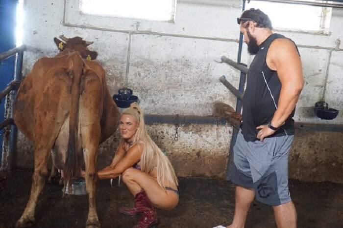 WWE ਦੇ ਸਟਾਰ ਰੂਸਵ ਦੀ ਮੰਗੇਤਰ ਲਾਨ ਦੀਆਂ ਸੋਸ਼ਲ ਮੀਡੀਆ ਉੱਤੇ ਇੱਕ ਬਿਲਕੁਲ ਵੱਖਰੀਆਂ ਤਸਵੀਰਾਂ ਵਾਇਰਲ ਹੋ ਰਹੀਆਂ ਹਨ। ਇਨ੍ਹਾਂ ਤਸਵੀਰਾਂ ਵਿੱਚ ਉਹ ਇਹ ਗਾਂ ਦਾ ਦੁੱਧ ਚੋ ਰਹੀ ਹੈ। 