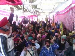 ਠੰਢ ਤੇ ਮੀਂਹ 'ਚ ਵੀ ਸਰਕਾਰ ਖਿਲਾਫ ਡਟੇ ਕਿਸਾਨ