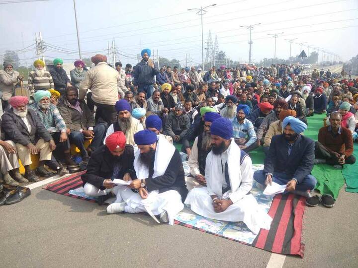 ਥਰਮਲ ਪਲਾਂਟ ਬੰਦ ਕਰਨ ਖਿਲਾਫ ਸੰਘਰਸ਼ ਕਰ ਰਹੇ ਮੁਲਾਜ਼ਮਾਂ ਦੇ ਹੱਕ ਵਿੱਚ ਸੰਤ ਸਮਾਜ ਵੀ ਡਟ ਗਿਆ ਹੈ। ਵਿਰੋਧ ਸਿਆਸੀ ਧਿਰਾਂ ਸ਼੍ਰੋਮਣੀ ਅਕਾਲੀ ਦਲ ਤੇ ਆਮ ਆਦਮੀ ਪਾਰਟੀ ਪਹਿਲਾਂ ਹੀ ਥਰਮਲ ਮੁਲਾਜ਼ਮਾਂ ਦੀ ਹਮਾਇਤ ਕਰ ਚੁੱਕੇ ਹਨ। ਅੱਜ ਬਠਿੰਡਾ ਵਿੱਚ ਗੁਰੂ ਨਾਨਕ ਦੇਵ ਥਰਮਲ ਪਲਾਂਟ ਦੇ ਸਾਹਮਣੇ ਪੱਕੇ ਕਾਮਿਆਂ ਵੱਲੋਂ ਰੱਖੀ ਰੈਲੀ ਵਿੱਚ ਸੰਤ ਸਮਾਜ ਦੇ ਆਗੂ ਬਲਜੀਤ ਸਿੰਘ ਦਾਦੂਵਾਲ ਨੇ ਸ਼ਿਰਕਤ ਕੀਤੀ।