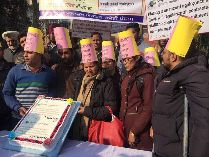 ਠੇਕਾ ਮੁਲਾਜ਼ਮਾਂ ਨੇ ਕੈਪਟਨ ਸਰਕਾਰ ਖਿਲਾਫ ਅਨੋਖੇ ਢੰਗ ਨਾਲ ਪ੍ਰਦਰਸ਼ਨ ਕੀਤਾ ਹੈ। 