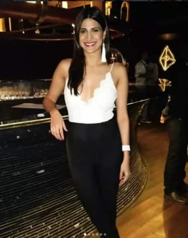 Insta ਉੱਤੇ ਅਹਾਨਾ ਦੇ 187,000 ਫੈਨਸ ਹਨ, ਜੋ ਉਨ੍ਹਾਂ ਦੀਆਂ ਤਸਵੀਰਾਂ ਬਹੁਤ ਜ਼ਿਆਦਾ ਪਸੰਦ ਕਰਦੇ ਹਨ।