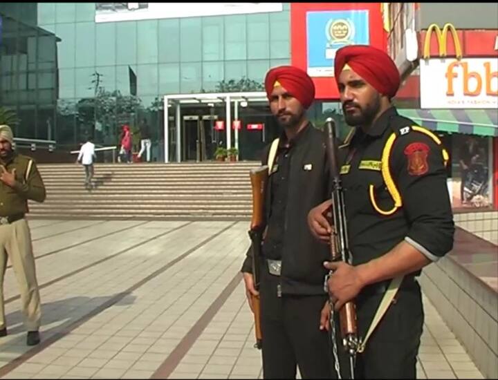 ਪੁਲਿਸ ਨੇ ਮਾਲ ਰੋਡ 'ਤੇ ਸਥਿਤ ਮਲਟੀਪਲੈਕਸ ਦੇ ਇੱਕ ਕਿਲੋਮੀਟਰ ਦੇ ਖੇਤਰ ਅੰਦਰ ਸੁਰੱਖਿਆ ਪ੍ਰਬੰਧ ਸਖ਼ਤ ਕਰ ਦਿੱਤੇ ਹਨ। 