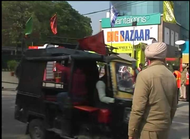 ਬਦਲਾਅ ਤੋਂ ਪਹਿਲਾਂ ਮੁੱਖ ਮੰਤਰੀ ਕੈਪਟਨ ਅਮਰਿੰਦਰ ਸਿੰਘ ਨੇ ਵੀ ਫ਼ਿਲਮ ਵਿੱਚ ਇਤਿਹਾਸ ਨੂੰ ਤੋੜ ਮਰੋੜਨ ਦੀ ਗੱਲ ਦੀ ਨਿੰਦਾ ਕੀਤੀ ਸੀ। 