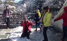 ਸ਼ਿਮਲਾ ਤੇ ਮਸੂਰੀ \'ਚ ਬਰਫਬਾਰੀ, ਸੈਲਾਨੀਆਂ ਦੀਆਂ ਮੌਜਾਂ