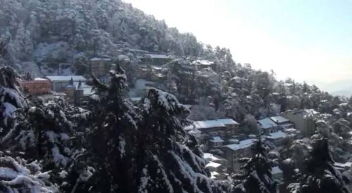 ਨੈਨੀਤਾਲ ਵਿੱਚ ਵੀ ਮੌਸਮ ਦੀ ਪਹਿਲੀ ਬਰਫਬਾਰੀ ਨੇ ਦਸਤਕ ਦੇ ਦਿੱਤੀ ਹੈ। ਮੌਸਮ ਨੇ ਸਵੇਰ ਤੋਂ ਹੀ ਸੈਲਾਨੀਆਂ ਨੂੰ ਬਰਫ ਦੇ ਅਲੌਕਿਕ ਦਰਸ਼ਨ ਦਿੱਤੇ ਹਨ।
