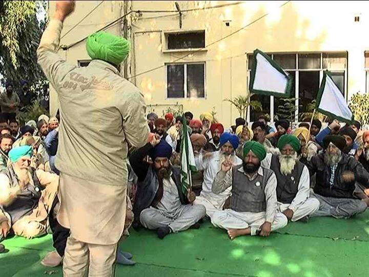 ਉਨ੍ਹਾਂ ਦੱਸਿਆ ਕਿ ਵਾਰ-ਵਾਰ ਮੰਗ ਪੱਤਰ ਦੇਣ ਦੇ ਬਾਵਜੂਦ ਹਾਲੇ ਤੱਕ ਮੋਰਿੰਡਾ ਮਿੱਲ ਨੇ ਕਿਸਾਨਾਂ ਦੇ ਗੰਨੇ ਦਾ ਸੱਤ ਕਰੋੜ ਬਕਾਇਆ ਨਹੀਂ ਦਿੱਤਾ। ਦੂਜੇ ਪਾਸੇ ਜਦੋਂ ਰੇਟ ਜ਼ਿਆਦਾ ਸੀ, ਉਦੋਂ ਖੰਡ ਨਾ ਵੇਚ ਕੇ ਮਿੱਲ ਨੂੰ 8-10 ਕਰੋੜ ਦਾ ਘਾਟਾ ਵਿੱਚ ਪਾ ਦਿੱਤਾ ਹੈ। 