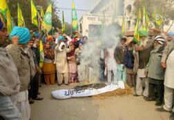 ਕਿਸਾਨਾਂ ਨੇ ਪੰਚਾਇਤ ਮੰਤਰੀ ਦੇ ਪੁਤਲੇ ਫੂਕੇ