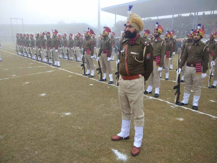 ਵੱਖ-ਵੱਖ ਥਾਵਾਂ 'ਤੇ ਪੁਲਿਸ ਦੀਆਂ ਟੁਕੜੀਆਂ ਨੇ ਕੌਮੀ ਝੰਡੇ ਨੂੰ ਸਲਾਮੀ ਦਿੱਤੀ। 