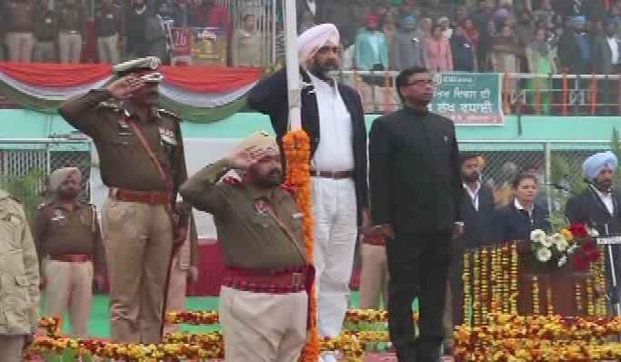ਵਿੱਤ ਮੰਤਰੀ ਮਨਪ੍ਰੀਤ ਬਾਦਲ ਪੰਜਾਬ ਦੀ ਸਨਅਤੀ ਹੱਬ ਲੁਧਿਆਣਾ ਪਹੁੰਚੇ ਤੇ ਗਣਤੰਤਰ ਦਿਵਸ ਮੌਕੇ ਝੰਡਾ ਲਹਿਰਾਇਆ। 