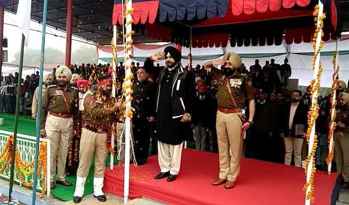 ਸਰਕਾਰ ਤੋਂ ਰੁੱਸੇ ਨਵਜੋਤ ਸਿੰਘ ਸਿੱਧੂ ਨੇ ਆਪਣੇ ਸ਼ਹਿਰ ਅੰਮ੍ਰਿਤਸਰ ਨੂੰ ਛੱਡ ਸੰਗਰੂਰ ਜਾ ਕੇ ਗਣਤੰਤਰ ਦਿਵਸ ਮੌਕੇ ਝੰਡਾ ਫਹਿਰਾਇਆ। ਹਾਲਾਂਕਿ, ਸਿੱਧੂ ਨੇ ਇੱਥੇ ਕੌਮੀ ਦਿਹਾੜੇ ਦੀਆਂ ਵਧਾਈਆਂ ਦੇ ਨਾਲ-ਨਾਲ ਕੈਪਟਨ ਸਰਕਾਰ ਦੇ ਕਸੀਦੇ ਵੀ ਪੜ੍ਹੇ।