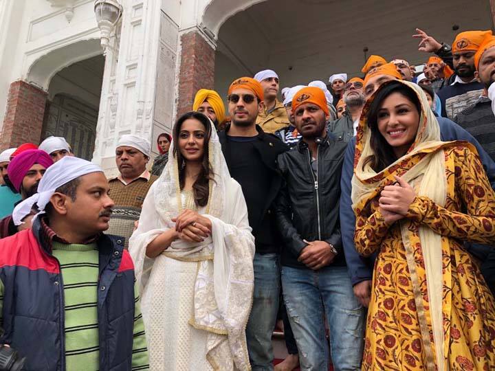 ਬੌਲੀਵੁੱਡ ਕਲਾਕਾਰ ਸਿਧਾਰਥ ਮਲਹੋਤਰਾ, ਮਨੋਜ ਵਾਜਪਾਈ, ਰਾਕੁਲ ਪ੍ਰੀਤ ਸਿੰਘ, ਪੂਜਾ ਚੋਪੜਾ ਅਤੇ ਨਿਰਦੇਸ਼ਕ ਨੀਰਜ ਪਾਂਡੇ ਨੇ ਅੱਜ ਹਰਿਮੰਦਰ ਸਾਹਿਬ ਮੱਥਾ ਟੇਕਿਆ ਅਤੇ ਕਿਹਾ ਕਿ ਉਨ੍ਹਾਂ ਵਲੋਂ ਵਾਹਿਗੁਰੂ ਦੇ ਚਰਨਾਂ ਵਿੱਚ ਅਰਦਾਸ ਕੀਤੀ ਗਈ ਹੈ ਕਿ ਫ਼ਿਲਮ ਨੂੰ ਕਾਮਯਾਬੀ ਮਿਲੇ। ਇਹ ਫ਼ਿਲਮ 9 ਫਰਵਰੀ ਨੂੰ ਰਿਲੀਜ਼ ਹੋਣ ਜਾ ਰਹੀ ਹੈ। 