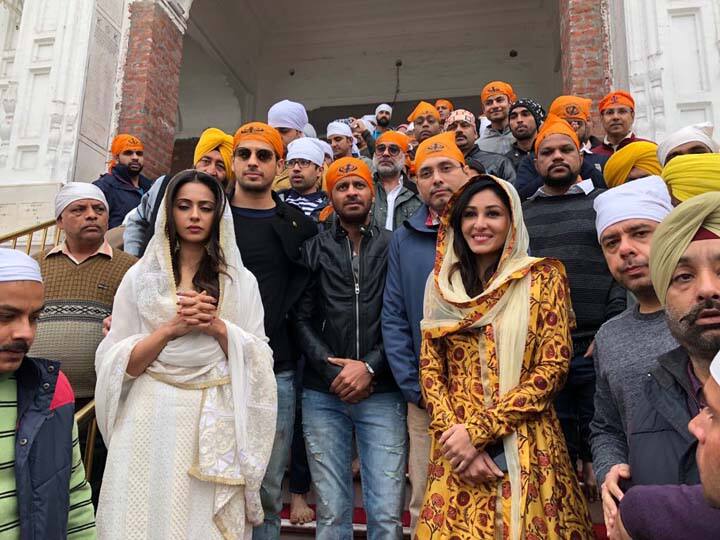 ਫ਼ਿਲਮ ਦੀ ਪ੍ਰਮੋਸ਼ਨ ਲਈ ਫ਼ਿਲਮ ਦੇ ਨਿਰਦੇਸ਼ਕ ਅਤੇ ਕਲਾਕਾਰ ਗੁਰੂ ਨਗਰੀ ਪਹੁੰਚੇ ਹੋਏ ਹਨ। ਇਨ੍ਹਾਂ ਕਲਾਕਾਰਾਂ ਨੇ ਬੀਤੇ ਕੱਲ੍ਹ ਅਟਾਰੀ ਸਰਹੱਦ ਤੇ ਪਾਕਿਸਤਾਨ ਰੇਂਜਰਾਂ ਅਤੇ ਬੀ.ਐੱਸ.ਐੱਫ. ਜਵਾਨਾਂ ਵਿਚਾਲੇ ਹੋਣ ਵਾਲੀ ਪਰੇਡ ਵੀ ਦੇਖੀ ਗਈ ਅਤੇ ਉੱਥੇ ਵੀ ਆਪਣੀ ਫ਼ਿਲਮ ਦਾ ਪ੍ਰਚਾਰ ਵੀ ਕੀਤਾ। 