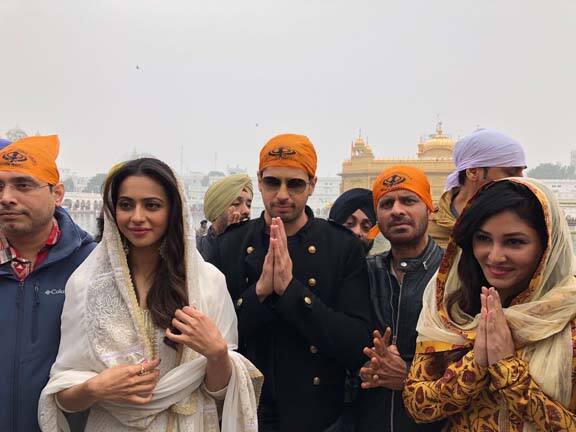 'ਅਯਾਰੀ' ਵਿੱਚ ਮੁੱਖ ਭੂਮਿਕਾ ਨਿਭਾਅ ਰਹੇ ਸਿਧਾਰਥ ਮਲਹੋਤਰਾ ਨੇ ਕਿਹਾ ਕਿ ਉਨ੍ਹਾਂ ਨੂੰ ਗੁਰੂ ਨਗਰੀ ਆ ਕੇ ਬਹੁਤ ਹੀ ਚੰਗਾ ਲੱਗ ਰਿਹਾ ਹੈ ਅਤੇ ਹਰਿਮੰਦਰ ਸਾਹਿਬ ਦੇ ਦਰਸ਼ਨ ਕਰ ਕੇ ਮਨ ਨੂੰ ਸ਼ਾਂਤੀ ਮਿਲੀ ਹੈ। ਉਨ੍ਹਾਂ ਨੂੰ ਆਸ ਹੈ ਕਿ ਲੋਕ ਉਨ੍ਹਾਂ ਦੀ ਫ਼ਿਲਮ ਨੂੰ ਜ਼ਰੂਰ ਪਸੰਦ ਕਰਨਗੇ।