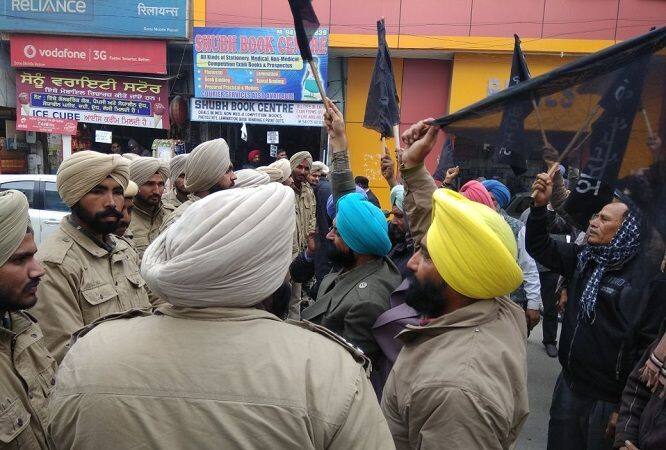 Bathinda-thermal-workers-protest-against-manpreet-badal