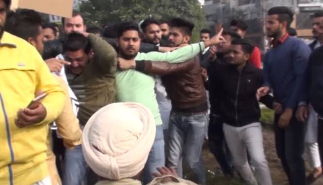 ਅੱਜ ਲੁਧਿਆਣਾ ਵਿੱਚ ਯੂਥ ਕਾਂਗਰਸ ਪਾਰਟੀ ਦੇ ਦੋ ਗਰੁੱਪ ਆਪਸ ਵਿੱਚ ਹੀ ਭਿੜ ਗਏ।