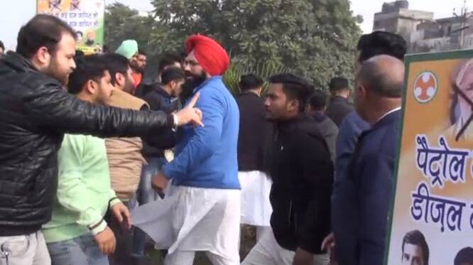 ਪੈਟ੍ਰੋਲ ਤੇ ਡੀਜ਼ਲ ਦੀਆਂ ਕੀਮਤਾਂ ਵਿੱਚ ਵਾਧੇ ਖਿਲਾਫ ਉਨ੍ਹਾਂ ਆਰਤੀ ਚੌਕ ਵਿੱਚ ਪ੍ਰਧਾਨ ਮੰਤਰੀ ਦਾ ਪੁਤਲਾ ਫੂਕਣਾ ਸੀ।