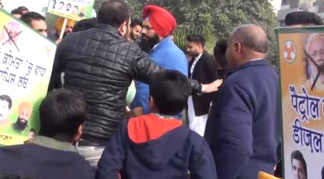 ਪਰ ਇਸ ਤੋਂ ਪਹਿਲਾਂ ਹੀ ਦੂਜੇ ਗਰੁੱਪ ਦੇ ਯੂਥ ਕਾਂਗਰਸੀ ਉਨ੍ਹਾਂ ਨਾਲ ਭਿੜ ਗਏ। 