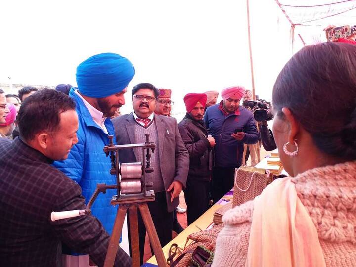 ਇੱਥੇ ਟੈਂਟ ਲਾਉਣ ਦਾ ਵੀ ਪ੍ਰਬੰਧ ਕੀਤਾ ਜਾਵੇਗਾ ਤਾਂ ਜੋ ਦੇਸ਼ ਵਿਦੇਸ਼ ਤੋਂ ਆਉਣ ਵਾਲੇ ਸੈਲਾਨੀ ਇੱਥੇ ਆ ਕੇ ਵੱਧ ਤੋਂ ਵੱਧ ਸਮਾਂ ਬਿਤਾ ਸਕਣ ਤੇ ਝੀਲ ਵਿੱਚ ਆਉਣ ਵਾਲੇ ਪ੍ਰਵਾਸੀ ਪੰਛੀਆਂ ਦੀਆਂ ਯਾਦਗਾਰੀ ਤਸਵੀਰਾਂ ਆਪਣੇ ਕੈਮਰਿਆਂ ‘ਚ ਕੈਦ ਕਰ ਸਕਣ।