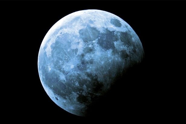 Blue Moon 2021 national blue moon to appear on august 22 american astronomical society has indicated Blue Moon 2021 : रक्षाबंधनाच्या दिवशी अवकाशात दिसणार 'ब्ल्यू मून'; खगोलप्रेमींसाठी पर्वणी
