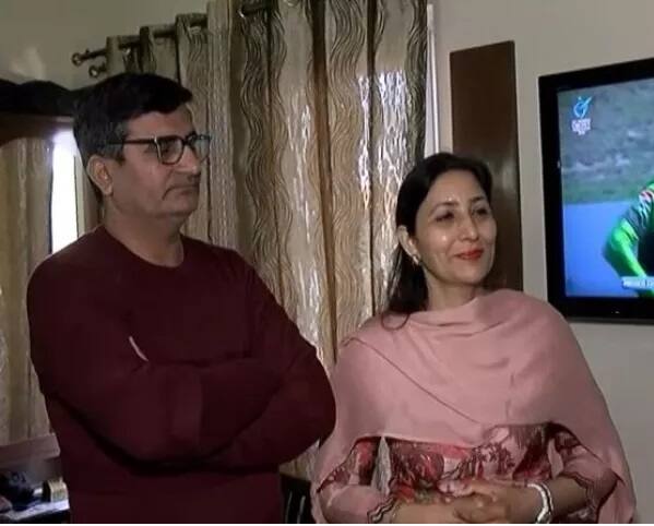 ਇਸ ਤੋਂ ਬਾਅਦ ਸ਼ੁਭਮਨ ਦੇ ਪਿਤਾ ਨੇ ਏ.ਬੀ.ਪੀ. ਨਿਊਜ਼ ਨਾਲ ਖਾਸ ਗੱਲਬਾਤ ਕਰਦਿਆਂ ਦੱਸਿਆ ਕਿ ਸ਼ੁਭਮਨ ਪਿਛਲੇ ਦੋ ਸਾਲਾਂ ਤੋਂ ਅੰਡਰ-19 ਵਿਸ਼ਵ ਕੱਪ ਦੀਆਂ ਤਿਆਰੀਆਂ ਵਿੱਚ ਜੁਟਿਆ ਹੋਇਆ ਸੀ। ਇਸ ਲਈ ਉਸ ਦੀ ਚੰਗੀ ਪਾਰੀ ਦਾ ਸਿਹਰਾ ਤਾਂ ਸ਼ੁਭਮਨ ਨੂੰ ਹੀ ਜਾਂਦਾ ਹੈ। 