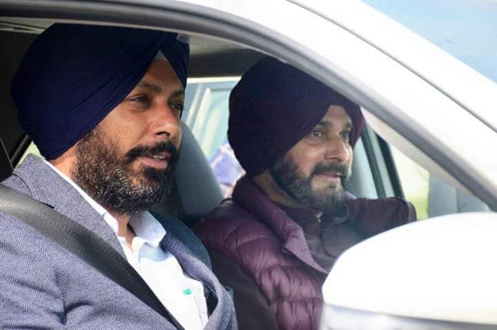 ਉਨ੍ਹਾਂ ਨੇ ਸਿੱਧੂ ਨੂੰ ਆਪਣੀ ਗੱਡੀ ਵਿੱਚ ਬਿਠਾ ਕੇ ਕਾਰਪੋਰੇਸ਼ਨ ਦਫਤਰ ਲਿਆਂਦਾ।