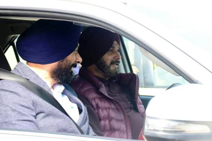 ਸਿੱਧੂ ਨਵੇਂ ਮੇਅਰ ਨਾਲ ਕਾਰ ਵਿੱਚ ਬੈਠ ਕੇ ਮਿਉਂਸਪਲ ਕਾਰਪੋਰੇਸ਼ਨ ਦਫਤਰ ਪਹੁੰਚੇ।