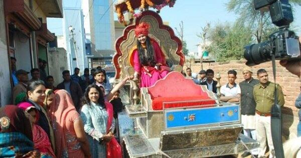 ਰਾਜਸਥਾਨ ਦੀ ਇਕੱਲੀ ਮਹਿਲਾ ਐਮ ਪੀ ਤੇ ਝੁੰਝੁਨੂ ਤੋਂ ਪਾਰਲੀਮੈਂਟ ਮੈਂਬਰ ਸੰਤੋਸ਼ ਅਹਲਾਵਤ ਦੀ ਬੇਟੀ ਗਾਰਗੀ ਦਾ ਵਿਆਹ ਛੇ ਫਰਵਰੀ ਨੂੰ ਹੈ। ਇਸ ਤੋਂ ਪਹਿਲਾਂ ਕੱਲ੍ਹ ਰਾਤ ਗਾਰਗੀ ਦੀ ਬਿੰਦੌਰੀ ਕੱਢੀ ਗਈ।