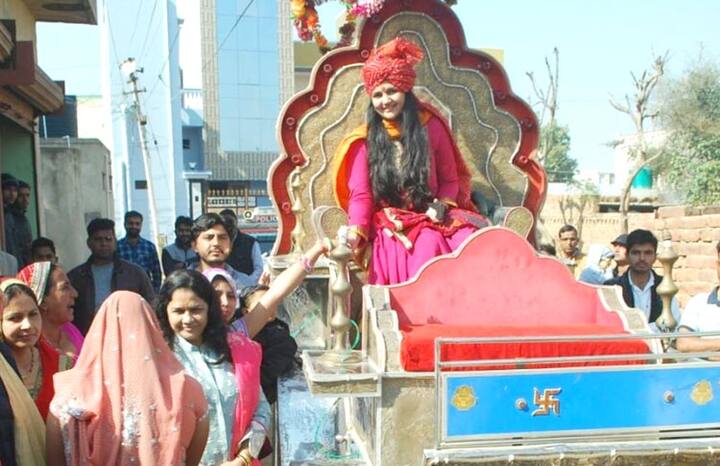 ਜ਼ਿਲਾ ਪ੍ਰੀਸ਼ਦ ਮੈਂਬਰ ਰਾਜੇਸ਼ ਅਹਲਾਵਤ ਨੇ ਚਿੜਾਵਾ ਰੋਡ ਨਿਵਾਸ ਤੋਂ ਬਿੰਦੌਰੀ ਰਵਾਨਾ ਹੋਈ ਅਤੇ ਅਹਲਾਵਤ ਦੇ ਘਰ ਪਹੁੰਚੀ। 
