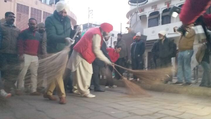 ਪੰਜਾਬ ਦੇ ਕੈਬਨਿਟ ਮੰਤਰੀ ਤੇ ਅੰਮ੍ਰਿਤਸਰ ਤੋਂ ਵਿਧਾਇਕ ਨਵਜੋਤ ਸਿੰਘ ਸਿੱਧੂ ਆਏ ਦਿਨ ਆਪਣੇ ਵੱਖਰੇ ਕੰਮਾਂ ਕਰਕੇ ਚਰਚਾ ਵਿੱਚ ਰਹਿੰਦੇ ਹਨ।
