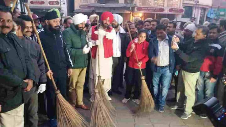ਅੱਜ ਵੀ ਕੁਝ ਇਸ ਤਰ੍ਹਾਂ ਹੀ ਹੋਇਆ। ਜਦੋਂ ਸਿੱਧੂ ਤੜਕੇ ਸ੍ਰੀ ਹਰਿਮੰਦਰ ਸਾਹਿਬ ਨੇੜਲੇ ਇਲਾਕੇ ਵਿੱਚ ਸਫਾਈ ਅਭਿਆਨ ਦੀ ਸ਼ੁਰੂਆਤ ਕਰਨ ਪਹੁੰਚੇ ਤਾਂ ਉਨ੍ਹਾਂ ਪਹਿਲਾਂ ਤਾਂ ਝਾੜੂ ਨਾਲ ਸਫਾਈ ਕੀਤੀ ਤੇ ਬਾਅਦ ਵਿੱਚ ਉੱਥੇ ਲੱਗੇ ਕੂੜੇ ਦੇ ਢੇਰਾਂ ਨੂੰ ਵੀ ਆਪ ਹੀ ਚੁੱਕਿਆ।