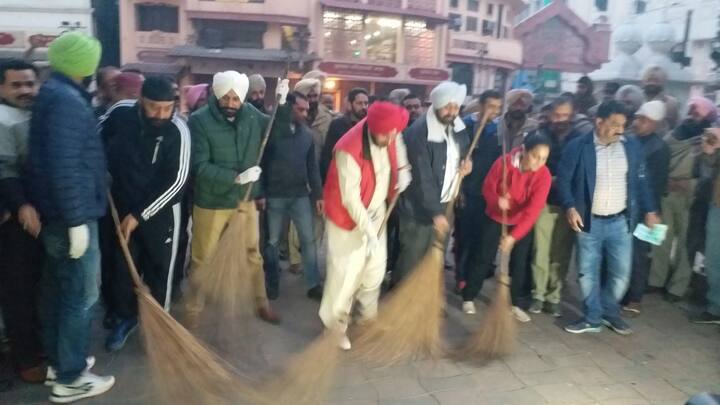 ਦਰਅਸਲ ਨਵਜੋਤ ਸਿੰਘ ਸਿੱਧੂ ਵੱਲੋਂ ਐਲਾਨ ਕੀਤਾ ਗਿਆ ਸੀ ਕਿ ਉਹ ਪੰਜਾਬ ਦੇ ਸਾਰੇ ਸ਼ਹਿਰਾਂ ਵਿੱਚ ਗੰਦਗੀ ਨੂੰ ਖ਼ਤਮ ਕਰਨ ਲਈ ਆਪ ਇਸ ਅਭਿਆਨ ਦੀ ਸ਼ੁਰੂਆਤ ਕਰਨਗੇ।