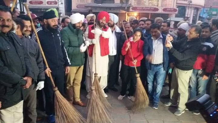 ਇਸੇ ਦੇ ਚੱਲਦਿਆਂ ਸਿੱਧੂ ਅੰਮ੍ਰਿਤਸਰ ਦੇ ਮੇਅਰ ਕਰਮਜੀਤ ਰਿੰਟੂ ਤੇ ਨਿਗਮ ਕਮਿਸ਼ਨਰ ਸੋਨਾਲੀ ਗਿਰੀ ਸਮੇਤ ਹਰਿਮੰਦਰ ਸਾਹਿਬ ਨੂੰ ਜਾਣ ਵਾਲੇ ਰਸਤੇ ਦੀ ਸਫਾਈ ਕਰਨ ਲਈ ਪਹੁੰਚੇ।