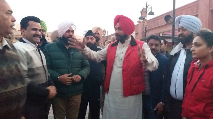 ਜਿੱਥੇ ਨਵਜੋਤ ਸਿੰਘ ਸਿੱਧੂ ਖੁਦ ਸਫਾਈ ਕਰਮਚਾਰੀਆਂ ਨਾਲ ਸੜਕਾਂ ਤੋਂ ਕੂੜਾ ਚੁੱਕਦੇ ਦਿਖਾਈ ਦਿੱਤੇ, ਉੱਥੇ ਹੀ ਨਿਗਮ ਕਮਿਸ਼ਨਰ ਸੋਨਾਲੀ ਗਿਰੀ ਵੀ ਪੂਰੀ ਤਨਦੇਹੀ ਨਾਲ ਸੜਕਾਂ ‘ਤੇ ਕੂੜੇ ਦੀ ਸਫਾਈ ਕਰਦੀ ਨਜ਼ਰ ਆਈ।